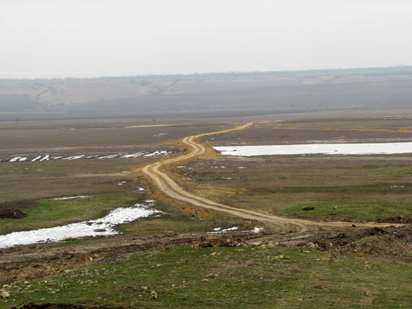 Дорога через дамбу